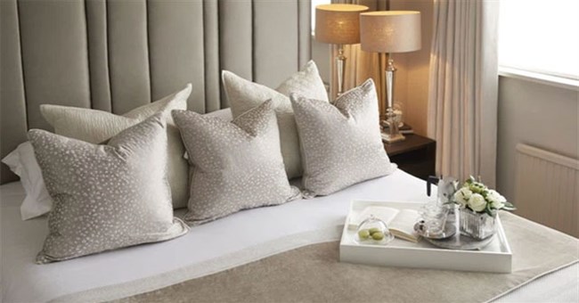 Vì sao giường khách sạn luôn đặt nhiều gối dù chỉ 1 người nằm?