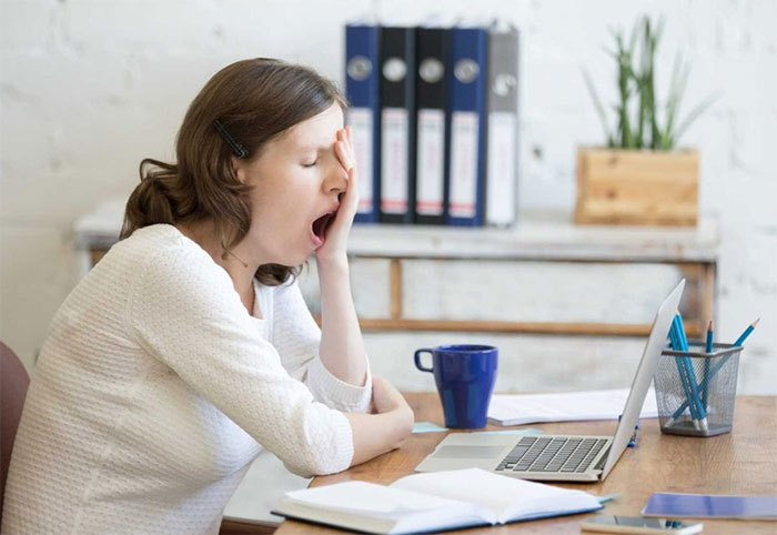 Lý do bạn cảm thấy buồn ngủ sau khi ăn trưa
