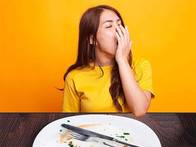 Lý do bạn cảm thấy buồn ngủ sau khi ăn trưa