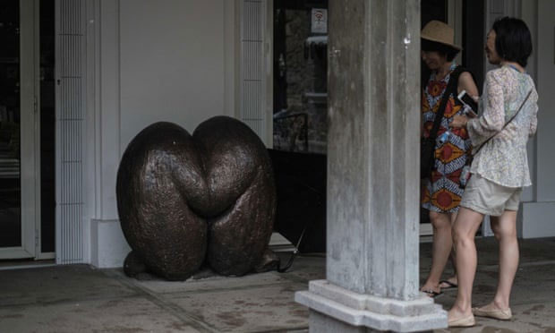 Tác phẩm điêu khắc vỏ dừa biển coco de mer bên ngoài một bưu điện trên đảo Mahé