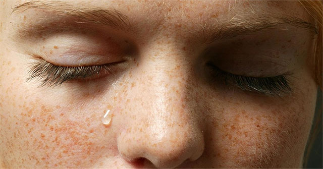 Thiết bị cảm ứng đeo bên người theo dõi sức khoẻ qua nước mắt