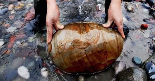 Ngôi làng ẩn chứa "báu vật", chỉ cần nhặt cục đá cuội đem bán cũng đủ tiền mua xe, sửa nhà