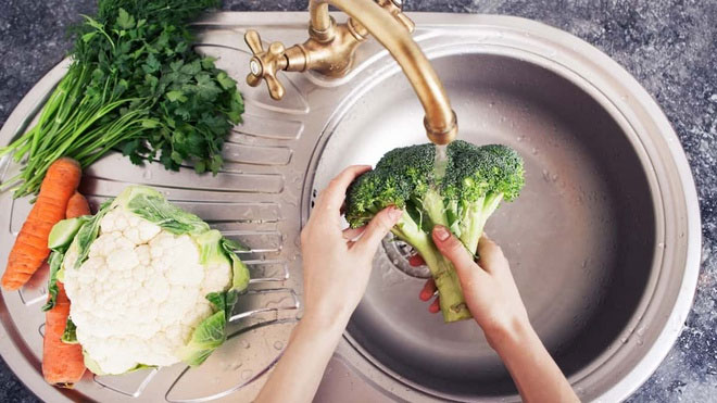 Sai lầm khi ngâm rau củ trong nước muối