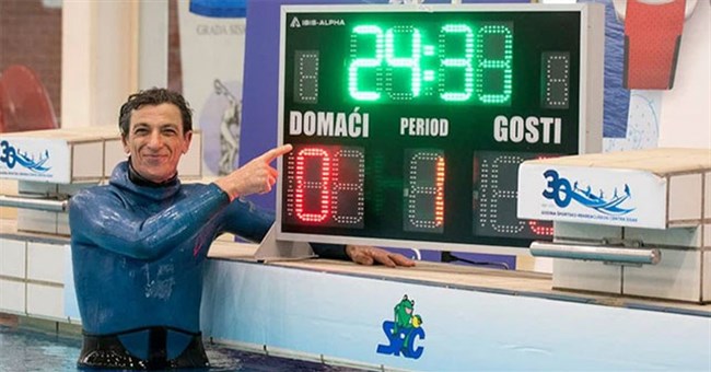 Người đàn ông nhịn thở dưới nước trong 24 phút 33 giây, tự phá kỷ lục bản thân và lập kỷ lục mới