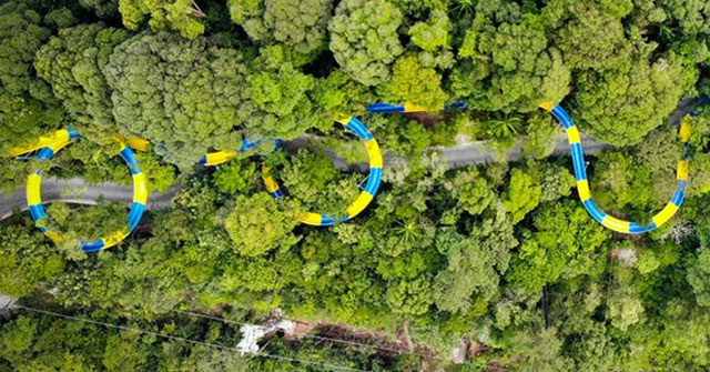 Choáng với máng trượt nước dài thườn thượt hơn 1 km ở Malaysia