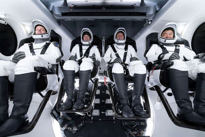 Tàu vũ trụ của Elon Musk suýt va chạm vật thể lạ