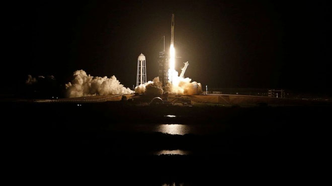 Tàu vũ trụ của Elon Musk suýt va chạm vật thể lạ