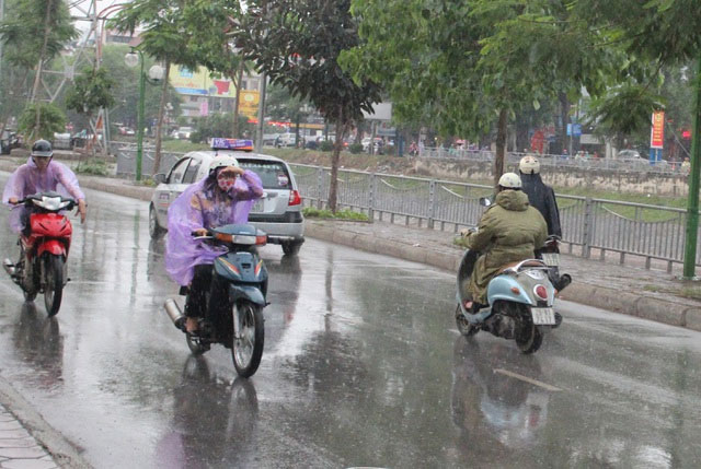 Thời tiết giao mùa vì sao hay mưa, làm con người biến đổi 