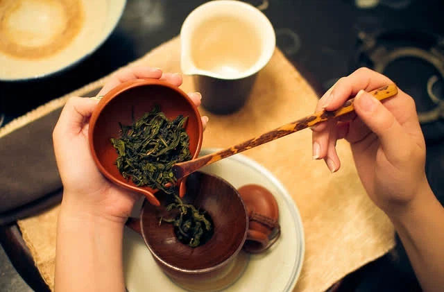 Vì sao khi uống trà có người uống vào mất ngủ, có người lại ngủ rất ngon?