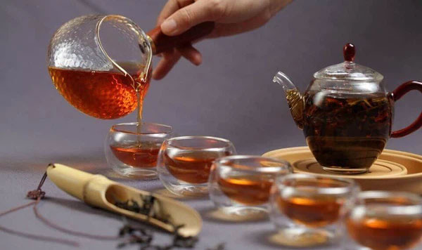 Vì sao khi uống trà có người uống vào mất ngủ, có người lại ngủ rất ngon?