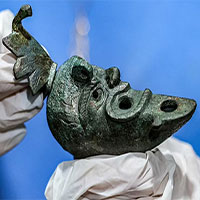 Khai quật được đèn dầu 2.000 năm tuổi giống nửa khuôn mặt méo mó