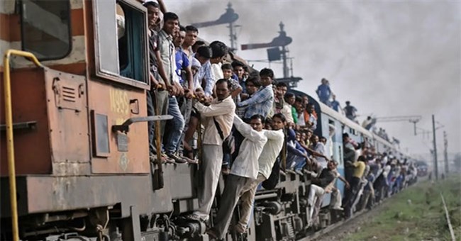 Vì sao tàu hỏa ở Ấn Độ thường đông nghẹt người?