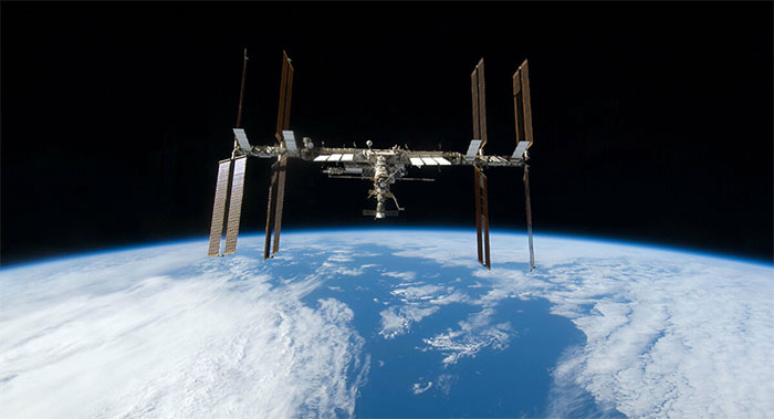 ISS bay ở độ cao 354km so với mực nước biển và di chuyển với tốc độ 27.358km/h.