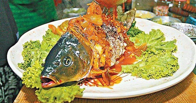 Món cá âm dương nửa sống, nửa chết khiến thực khách "sởn da gà"