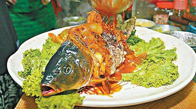 Món cá âm dương nửa sống, nửa chết khiến thực khách 