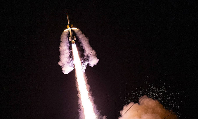 Tên lửa NASA tạo mây như cực quang trên trời đêm