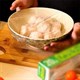 Màng bọc thực phẩm chứa độc chất, tránh cách nào?