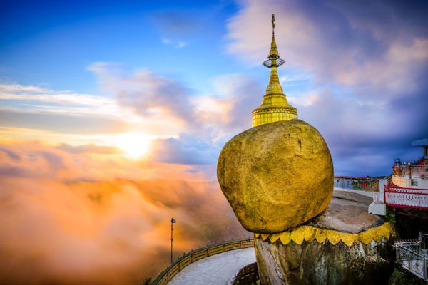 7 tảng đá khổng lồ chênh vênh như sắp rơi