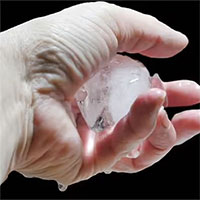 Tại sao đá lạnh có thể dính vào tay khi cầm?