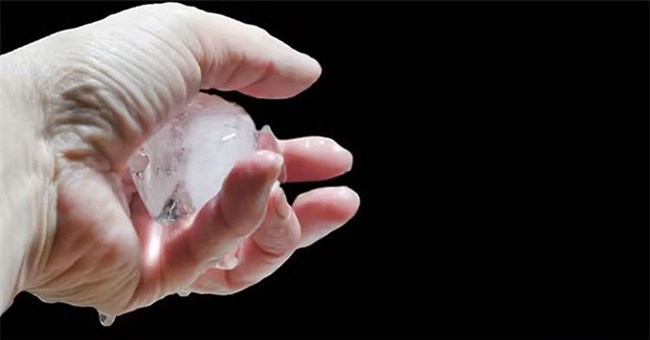 Tại sao đá lạnh có thể dính vào tay khi cầm?