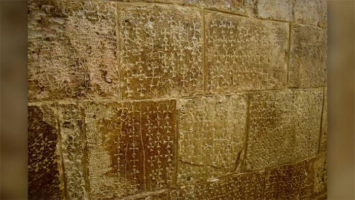 Giải mã hình cây thánh giá trên tường Nhà thờ Mộ Chúa ở Jerusalem