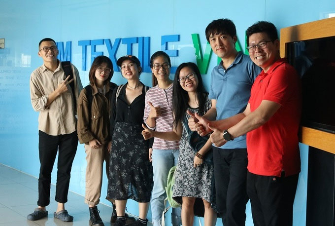 Chàng trai tái chế chai nhựa thành tất xuất khẩu