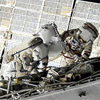 Hai nhà du hành vũ trụ Nga đi bộ ngoài không gian hơn 7 tiếng đồng hồ
