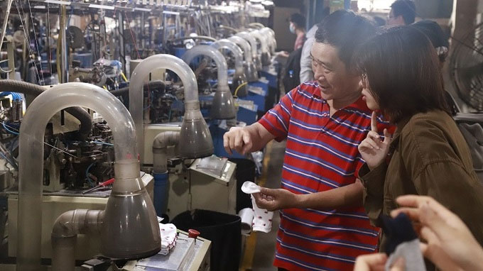Chàng trai tái chế chai nhựa thành tất xuất khẩu