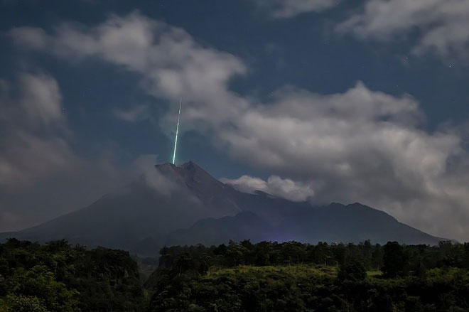 Vệt sáng chiếu xuống đỉnh núi lửa tại Indonesia có thể đến từ mưa sao băng.