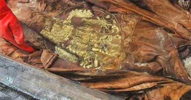 Ngôi mộ tuềnh toàng nhưng người bên trong lại mặc long bào: Giới khảo cổ đau đầu đi tìm danh tính!