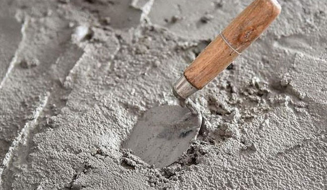 Tại sao để xi măng trên da quá lâu có thể gây bỏng?