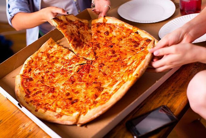 Chiếc bánh pizza đắt nhất thế giới được bán với giá 12.000 USD.