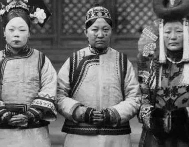Phụ nữ tộc Xalxa Mông Cổ dưới triều Thanh, trông rất mạnh mẽ.