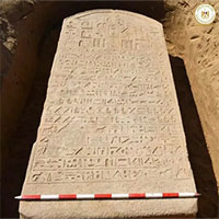 Đi cuốc đất, người nông dân đào được báu vật Ai Cập 2.600 tuổi