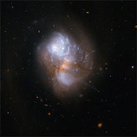 Hình ảnh ngoạn mục khi 2 thiên hà sáp nhập với nhau từ kính viễn vọng Hubble