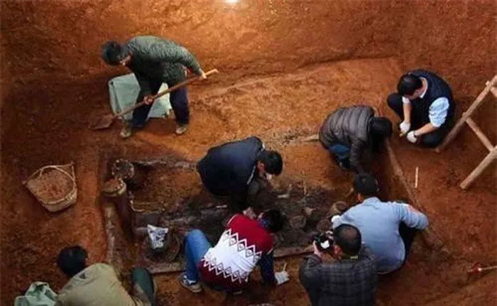 Công cuộc khai quật được các chuyên gia tiến hành.