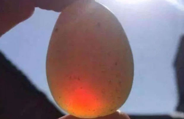 Lão nông đổi đời khi đào trúng hai quả “trứng máu”, chuyên gia định giá lên tới 2,8 tỷ đồng