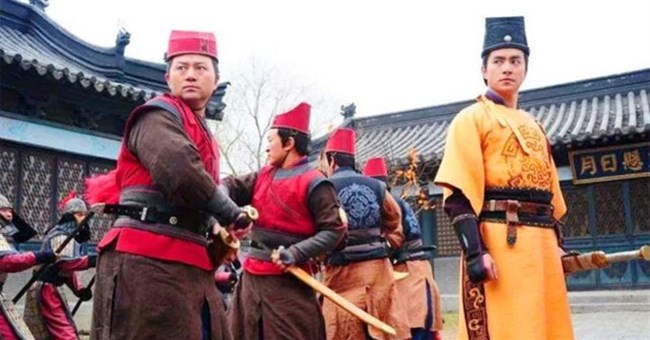 Hoàng đế nắm trong tay điểm yếu gì mà khiến thị vệ nào cũng phục tùng, không dám làm phản?
