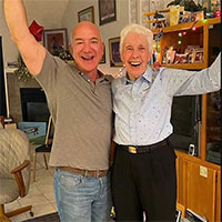Tỷ phú Jeff Bezos sẽ bay vào vũ trụ cùng cụ bà 82 tuổi