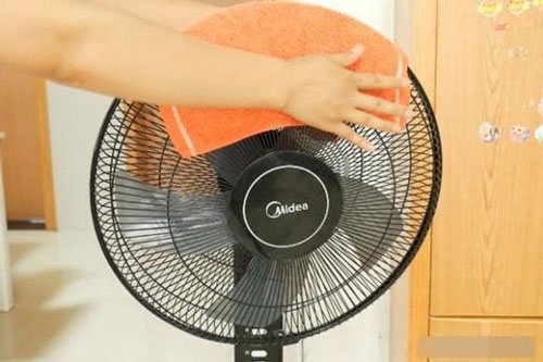 Đặt khăn lên quạt điện, vừa mát như điều hòa vừa giúp đuổi muỗi