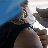 Sốt kéo dài sau tiêm vaccine có thể là triệu chứng nhiễm virus SARS-CoV