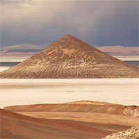 Bí ẩn "kim tự tháp" núi lửa từng có UFO ghé thăm ở Argentina