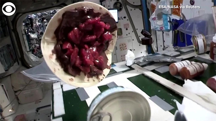 Chiếc bánh được làm trên Trạm Vũ trụ ISS có vỏ bánh, dâu tây và chocolate.