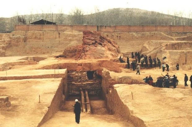 Khai quật lăng mộ trên ngọn đồi trọc cỏ khiến đội khảo cổ sợ hãi, yêu cầu người tới bảo vệ