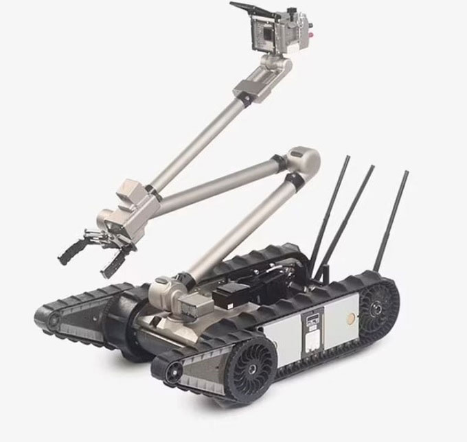 Robot len lỏi trong đống đổ nát toà chung cư tìm kiếm nạn nhân mất tích