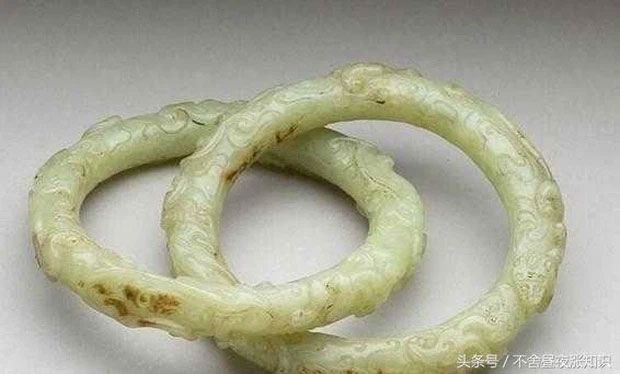 Mở ra ngôi mộ hoàng đế đã bị đánh cắp, bất ngờ phát hiện thứ ông vẫn nắm chặt trong tay