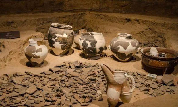 Khai quật lăng mộ trên ngọn đồi trọc cỏ khiến đội khảo cổ sợ hãi, yêu cầu người tới bảo vệ