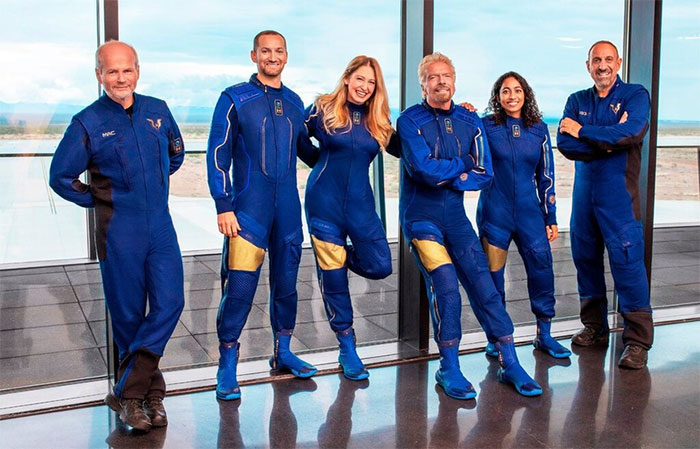 Tỷ phú Richard Branson hoàn thành chuyến bay đầu tiên vào không gian