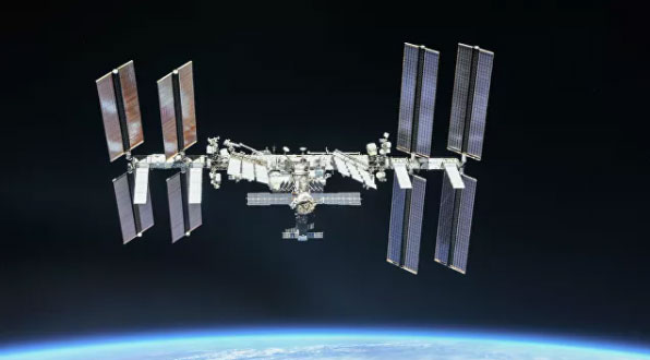 Phi hành gia dùng... bọt xà phòng để tìm vết rò rỉ trên ISS
