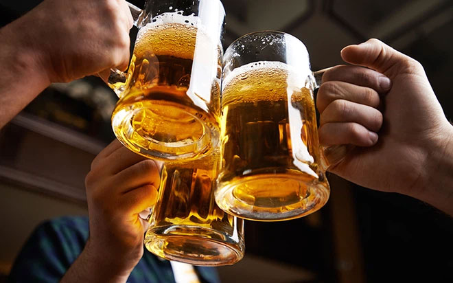  Những người đã uống rượu bia hay đồ uống có cồn dường như sẽ thu hút lũ muỗi hơn. 